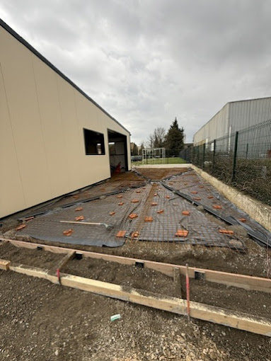 Préparation d’une dalle aux abords d’un hangar