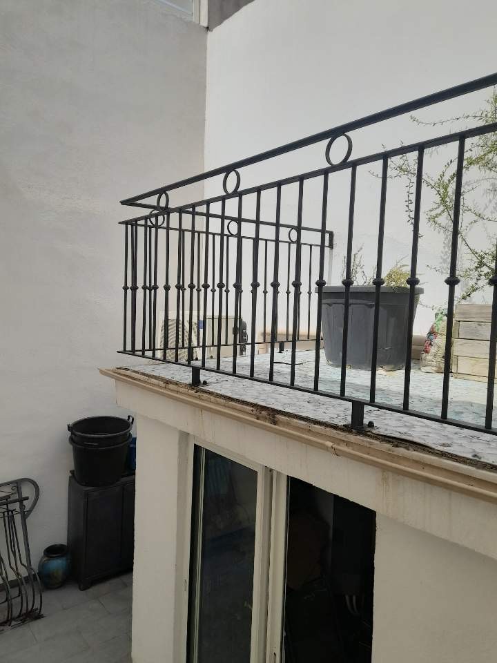 Garde-corps métallique à motifs circulaires autour d’une terrasse